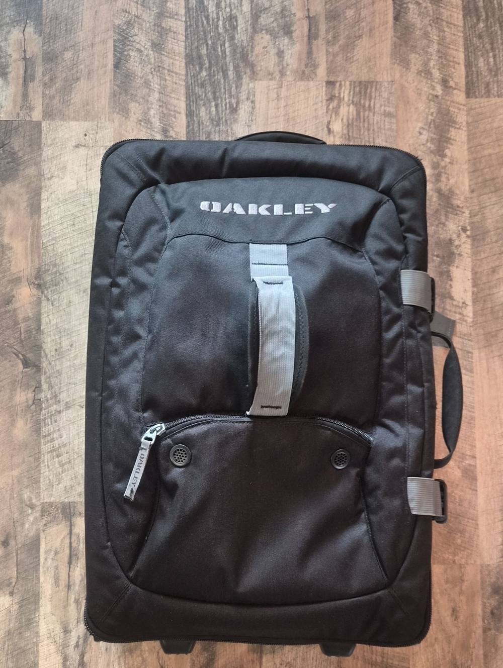 Oakley Roller Luggage 14×21×7 inches